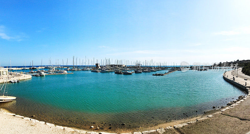 Marina di Ragusa，西西里岛:全景绿松石港口和船只